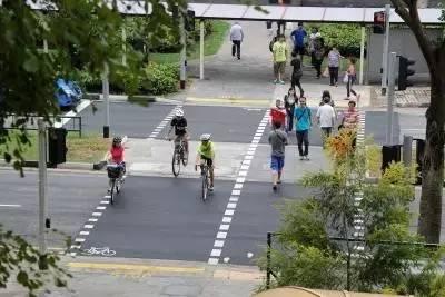 下图为最新规划的Sembawang路段自行车过街设施(midblock crossing)。图片来源新加坡陆路交通局