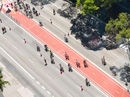 人们在一条禁止车辆通行的城市街道上骑行和步行